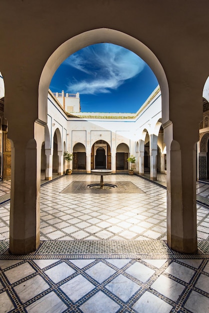 Bahia Palace met traditionele Arabische tegels en fontein Marrakech in Marokko