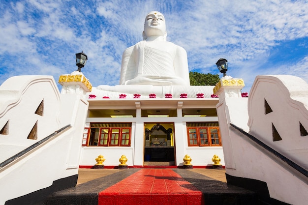 スリランカのキャンディにあるバヒラワカンダまたはバヒラワカンダビハラ仏像。バヒラワカンダは、キャンディの山の頂上にある巨大なサマディ仏像です。