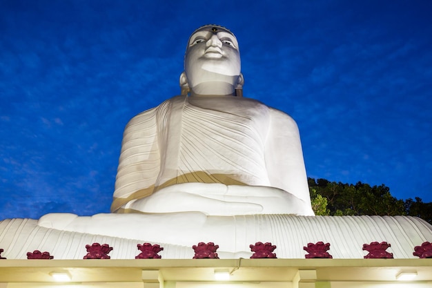 Bahirawa Kanda of Bahirawakanda Vihara Boeddhabeeld in Kandy, Sri Lanka bij zonsondergang. Bahirawakanda is een gigantisch samadhi-boeddhabeeld op de top van de berg in Kandy.