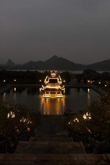 Photo bai dinh pagoda illuminates at night reflected in its beautiful pools vietnams