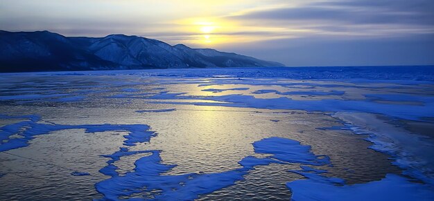 バイカル氷の風景、冬の季節、湖にひび割れのある透明な氷