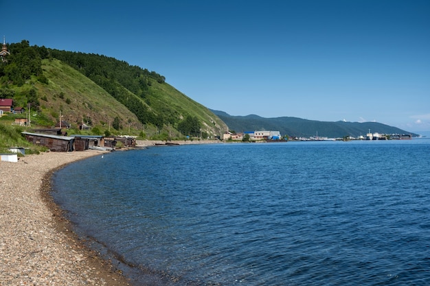 夏の日のバイカル湖は、澄んだ透明な水と沿岸の石の夏の旅行に焦点を当てています