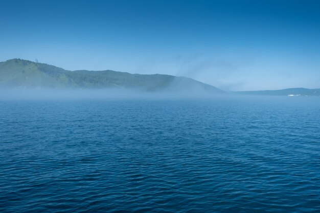 Baikalmeer dicht bij dorpshaven baikal rusland zonnige dag uitzicht op de hoge kust en helder meerwater...