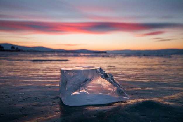 Foto baikalmeer in de stralen van de ondergaande zon. geweldige plek, unesco werelderfgoed