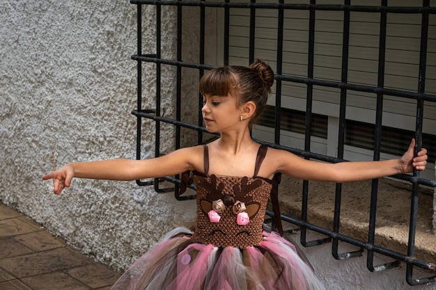 Bailarina danza ballet posando en een entorno romanico