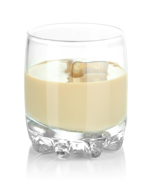 Foto liquore baileys in vetro isolato su bianco