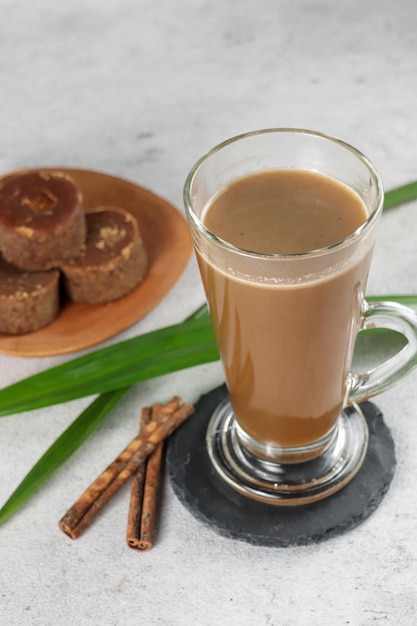 코코넛 밀크와 생강을 곁들인 허브 커피 라떼의 Bajigur Javanese 전통 뜨거운 음료