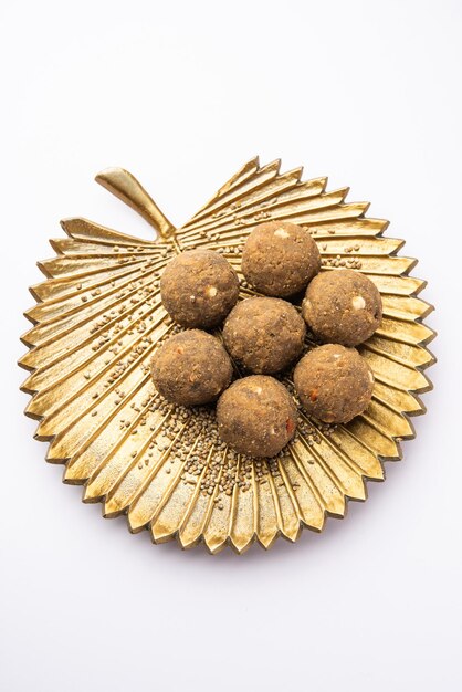 Photo bajra atta ladoo or kuler laddoo millet flour laddu a popular winter sweet snack food from india