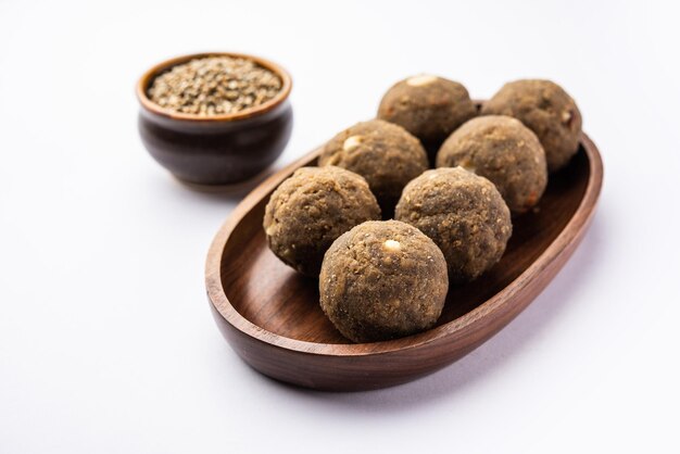 Photo bajra atta ladoo or kuler laddoo millet flour laddu a popular winter sweet snack food from india