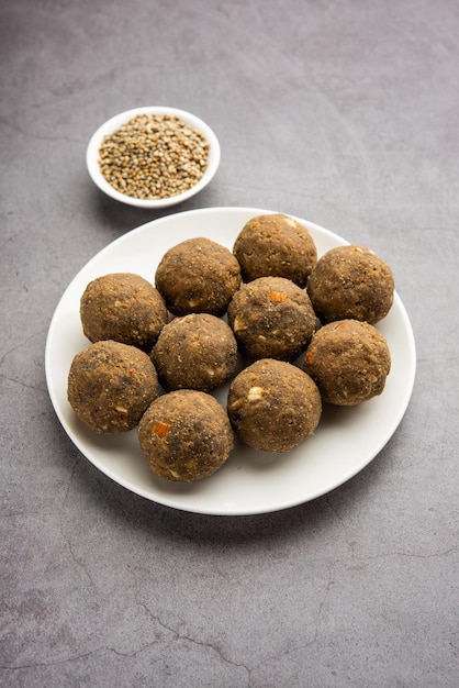 Photo bajra atta ladoo or kuler laddoo millet flour laddu a popular winter sweet snack food from india