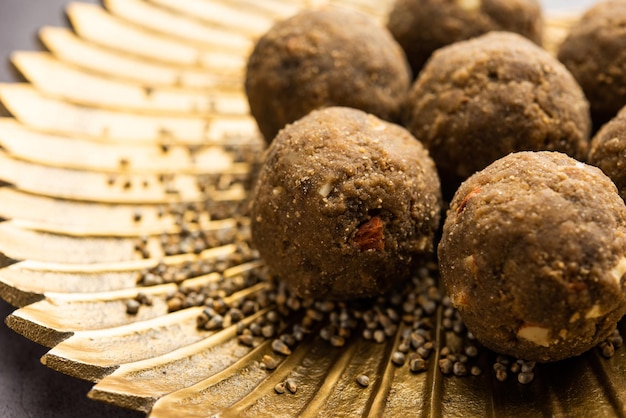 Photo bajra atta ladoo or kuler laddoo millet flour laddu a popular winter sweet snack food from india