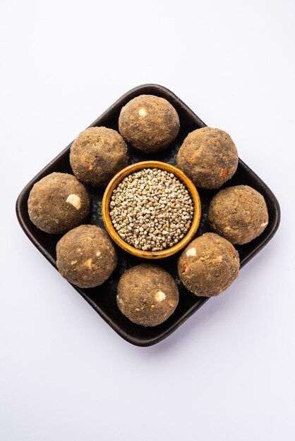 Photo bajra atta ladoo or kuler laddoo millet flour laddu a popular winter sweet snack food from india