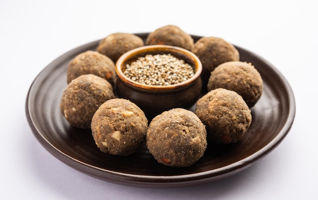 Bajra Atta Ladoo 또는 kuler laddoo Millet Flour Laddu 인도에서 인기 있는 겨울 달콤한 스낵 식품