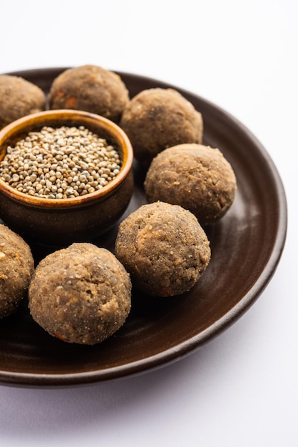 Bajra Atta Ladoo 또는 kuler laddoo Millet Flour Laddu 인도에서 인기 있는 겨울 달콤한 스낵 식품