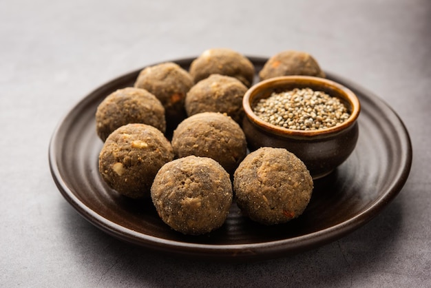 Bajra Atta Ladoo 또는 kuler laddoo Millet Flour Laddu 인도에서 인기 있는 겨울 달콤한 스낵 식품