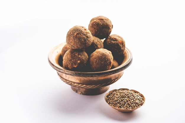 Bajra Atta Ladoo 또는 kuler laddoo Millet Flour Laddu 인도에서 인기 있는 겨울 달콤한 스낵 식품