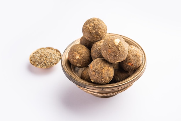 Foto bajra atta ladoo o kuler laddoo farina di miglio laddu un popolare snack dolce invernale dall'india