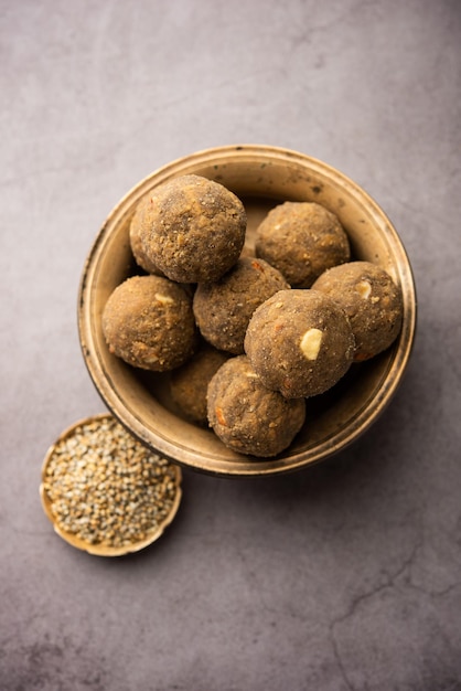 Bajra Atta Ladoo 또는 kuler laddoo Millet Flour Laddu 인도에서 인기 있는 겨울 달콤한 스낵 식품