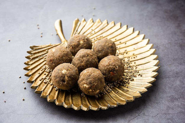 Bajra Atta Ladoo 또는 kuler laddoo Millet Flour Laddu 인도에서 인기 있는 겨울 달콤한 스낵 식품