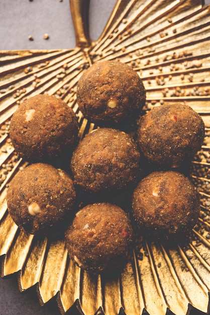 Bajra Atta Ladoo 또는 kuler laddoo Millet Flour Laddu 인도에서 인기 있는 겨울 달콤한 스낵 식품