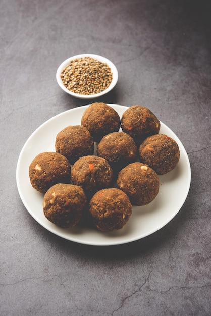 Bajra Atta Ladoo 또는 kuler laddoo Millet Flour Laddu 인도에서 인기 있는 겨울 달콤한 스낵 식품