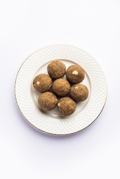 Bajra Atta Ladoo 또는 kuler laddoo Millet Flour Laddu 인도에서 인기 있는 겨울 달콤한 스낵 식품