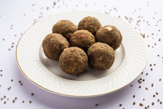 Bajra Atta Ladoo 또는 kuler laddoo Millet Flour Laddu 인도에서 인기 있는 겨울 달콤한 스낵 식품