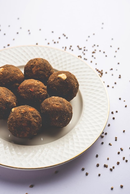 Bajra Atta Ladoo 또는 kuler laddoo Millet Flour Laddu 인도에서 인기 있는 겨울 달콤한 스낵 식품