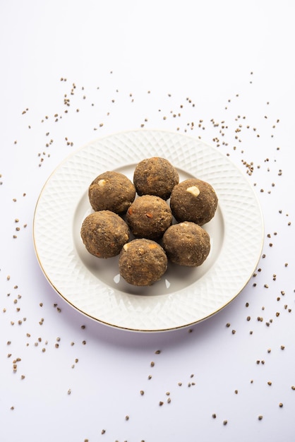 Bajra Atta Ladoo 또는 kuler laddoo Millet Flour Laddu 인도에서 인기 있는 겨울 달콤한 스낵 식품