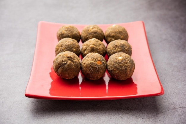 Bajra Atta Ladoo 또는 kuler laddoo Millet Flour Laddu 인도에서 인기 있는 겨울 달콤한 스낵 식품