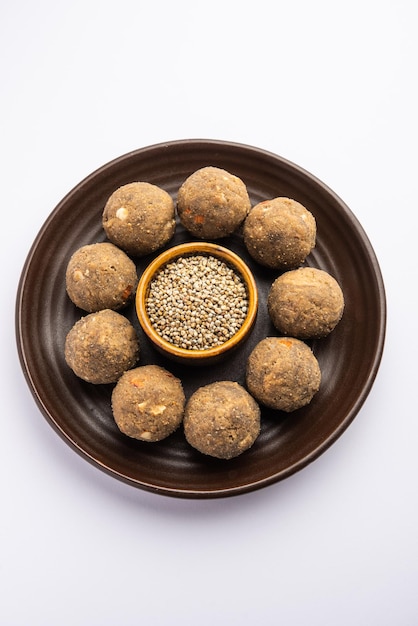 Bajra Atta Ladoo of kuler laddoo Millet Flour Laddu een populair winters zoet snackvoedsel uit India