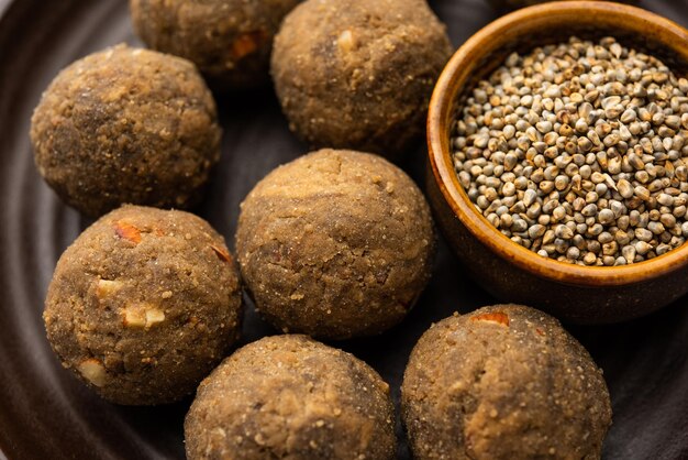 Bajra Atta Ladoo of kuler laddoo Millet Flour Laddu een populair winters zoet tussendoortje uit India