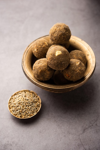 Bajra atta ladoo of kuler laddoo millet flour laddu een populair winters zoet tussendoortje uit india