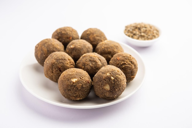 Bajra Atta Ladoo of kuler laddoo Millet Flour Laddu een populair winters zoet tussendoortje uit India