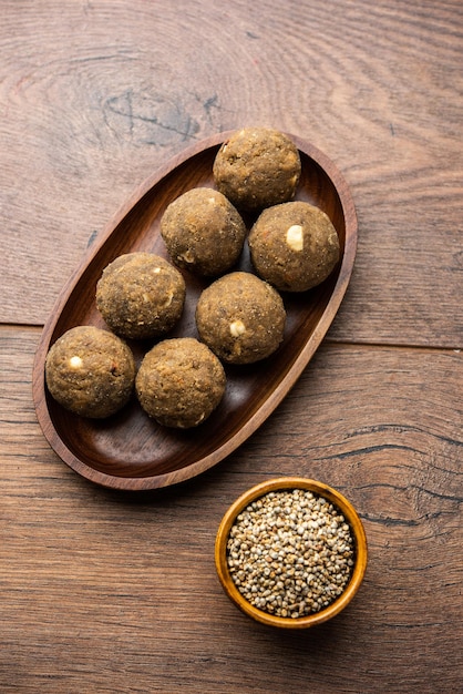 Bajra Atta Ladoo of kuler laddoo Millet Flour Laddu een populair winters zoet tussendoortje uit India