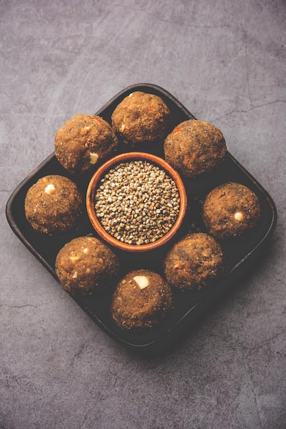 Bajra Atta Ladoo of kuler laddoo Millet Flour Laddu een populair winters zoet tussendoortje uit India