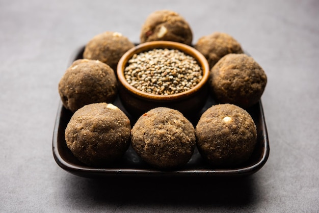 Bajra Atta Ladoo of kuler laddoo Millet Flour Laddu een populair winters zoet tussendoortje uit India