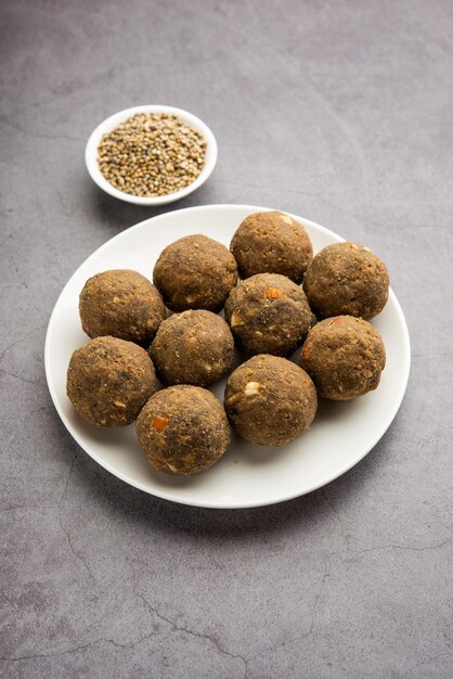 Bajra Atta Ladoo of kuler laddoo Millet Flour Laddu een populair winterzoet snack uit India