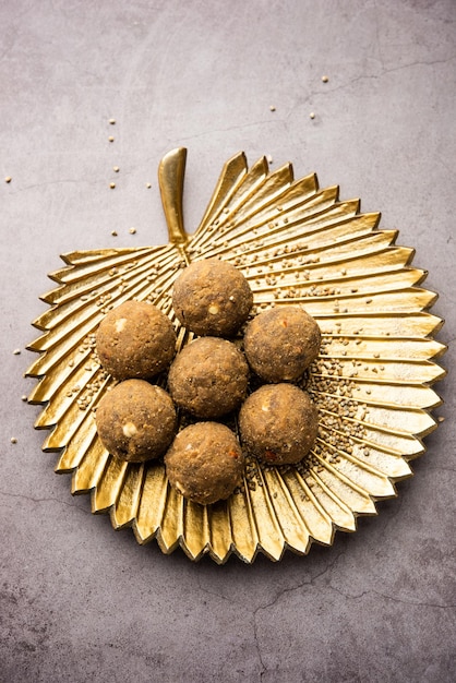 Bajra Atta Ladoo of kuler laddoo Millet Flour Laddu een populair winterzoet snack uit India