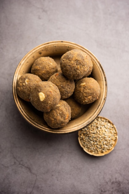 Bajra Atta Ladoo of kuler laddoo Millet Flour Laddu een populaire winter zoete snack uit India