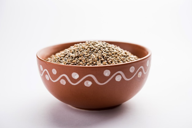 그릇에 있는 Bajra 또는 진주 기장 또는 수수 곡물, 선택적 초점