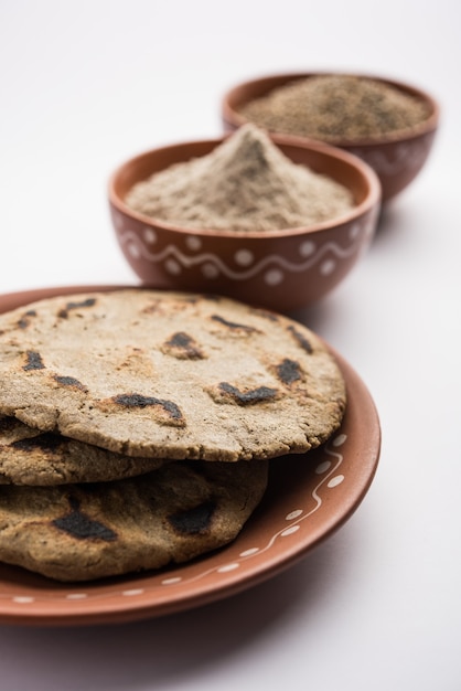 Bajra 또는 수수 ki roti 또는 진주 기장 납작한 빵