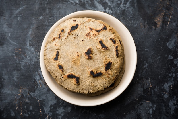 Bajra 또는 수수 ki roti 또는 진주 기장 납작한 빵