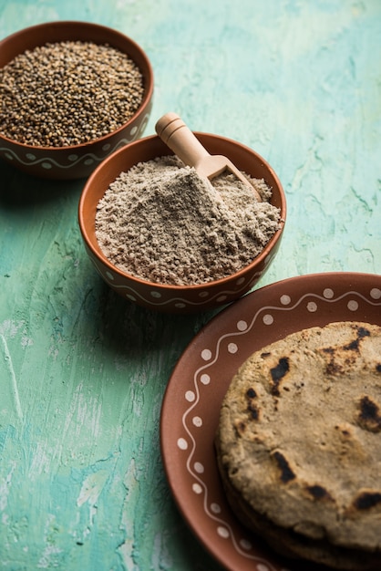 Bajra 또는 수수 ki roti 또는 진주 기장 납작한 빵