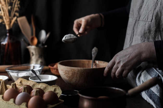 Bak bakgebak in de keuken met verschillende ingrediënten op tafel