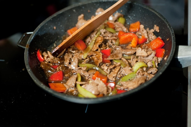 Bak friet vlees in een pan met groenten