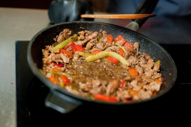 Bak friet vlees in een pan met groenten