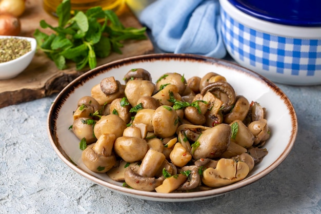 Bak heerlijke champignons Turkse naam Mantar sote