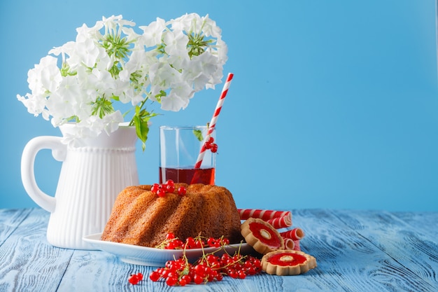 Bak ringcake met poedersuiker, versierd met witte bloemen