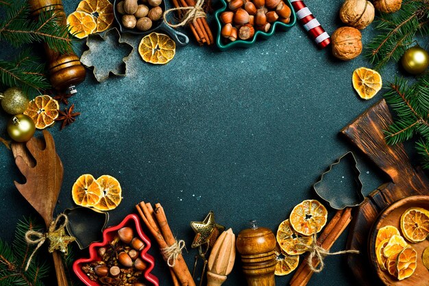Foto bakachtergrond nieuwjaarskaart met kerstversieringen en ingrediënten voor het bakken vrije ruimte voor tekst topweergave